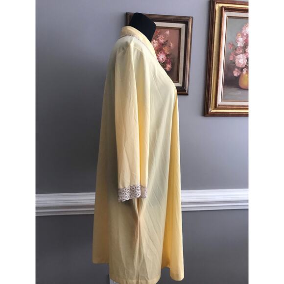 Vintage Vanity Fair buttery yellow house gown/ robe with lace detailing - Picture 4 of 10